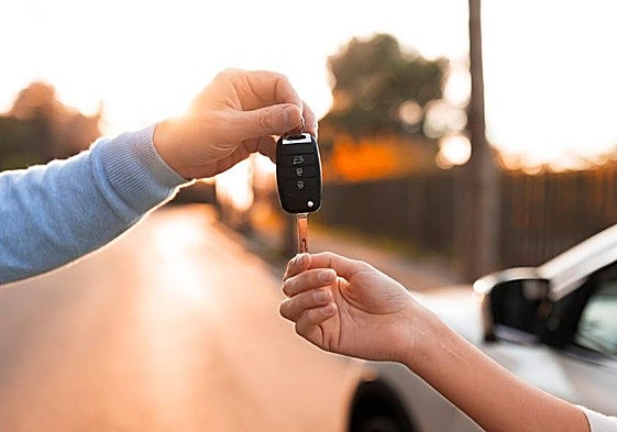 La OCU denuncia a cinco conocidas empresas de alquiler de coches por «cláusulas abusivas y falta de transparencia»