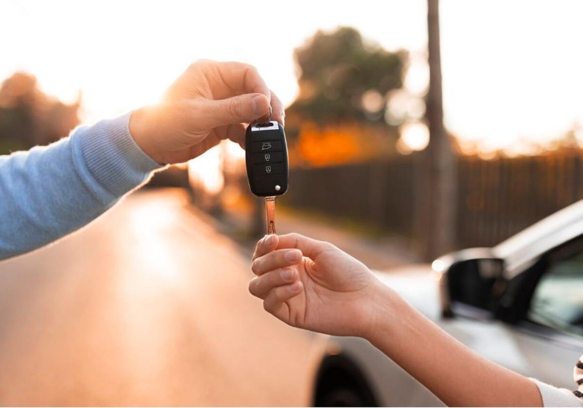 La OCU denuncia a cinco conocidas empresas de alquiler de coches por «cláusulas abusivas y falta de transparencia»
