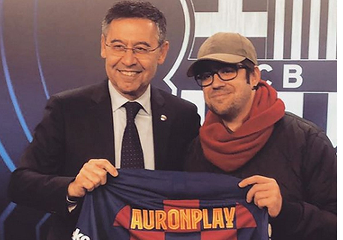 Bartomeu y AuronPlay con la camiseta azulgrana.