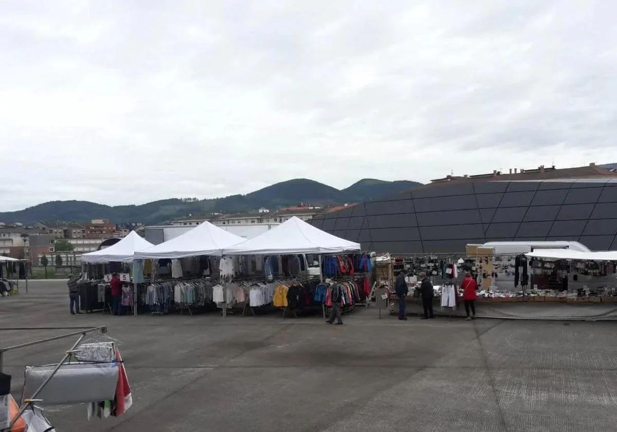El mercadillo se trasladó a las antiguas cocheras de Euskotren provisionalmente.