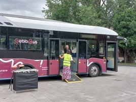 Un vecino de Neguri se sube al vehículo que a finales de año realizará la prueba piloto del GetxoBus.