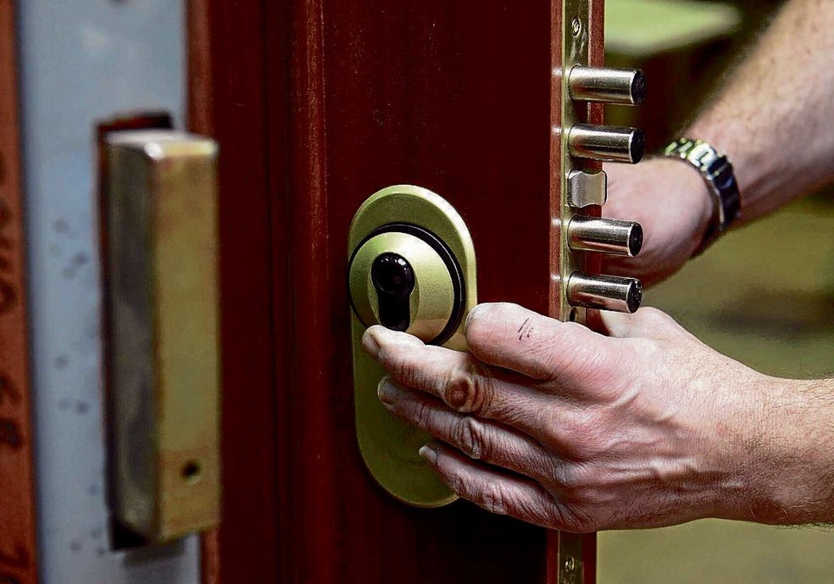 Un veterano cerrajero a los que se van de vacaciones en verano: «Evita dejar en casa estas pistas a los ladrones»