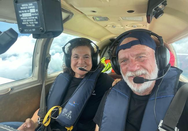 Betina y Claudio, en su aeronave.