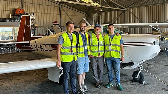 La pareja que ha dado la vuelta al mundo en avión aparca en el aeropuerto de Vitoria