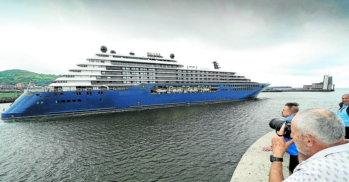 El yate de lujo 'Ilma' de la compañía The Ritz- Carlton abandonó ayer por la tarde la terminal de cruceros del Puerto de Bilbao ante la expectación de decenas de curiosos