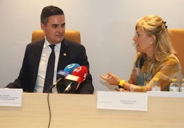 El consejero de Industria, Mikel Jauregi, y la presidenta de Faconauto, Marta Blázquez, en la Jornada de Automoción desarrollada en la sede de SEA en Vitoria.