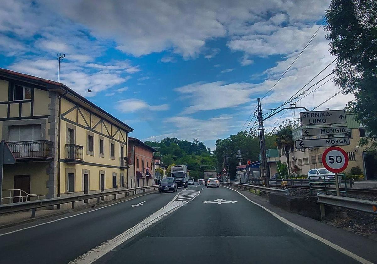 Imagen de archivo de la vía a su paso por Muxika, una zona cercana al accidente.