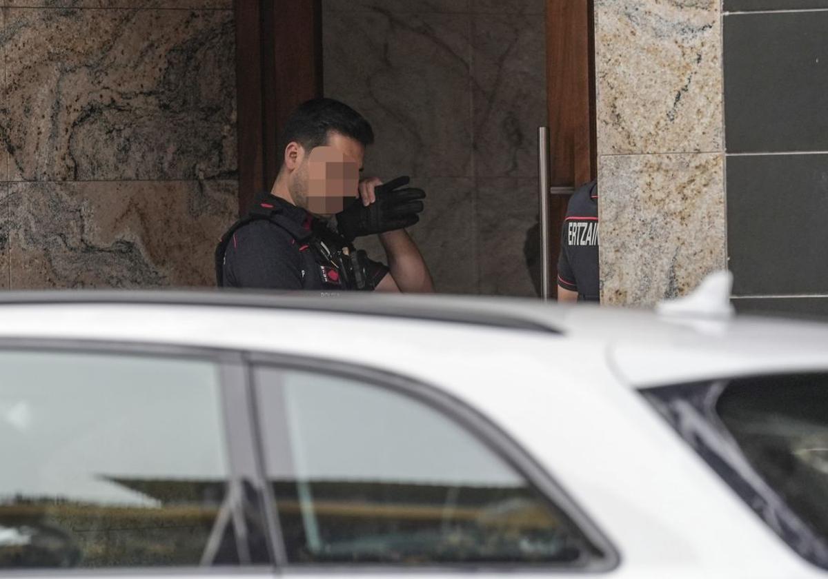 Ertzainas durante el operativo desarrollado esta tarde de jueves en Vitoria.