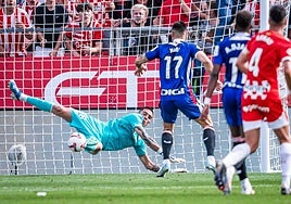 Momento en el que Álex Padilla está cerca de detener el lanzamiento de Stuani en un Girona-Athletic que se resolvió en el descuento.