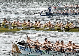 Zierbena, en primer término, Orio y Urdaibai en el campeonato de España disputado en aguas de Castro.
