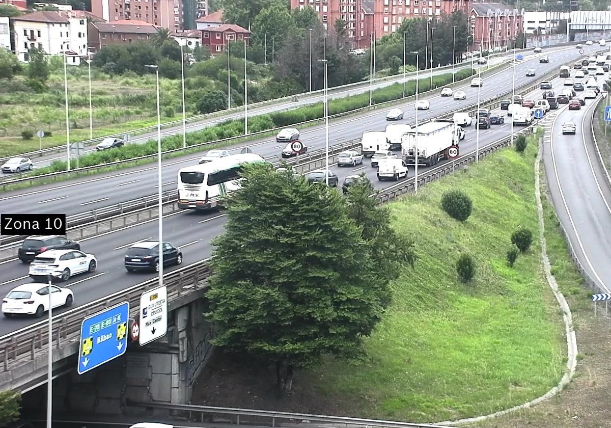 El incendio de un coche genera dos kilómetros de retenciones en la A-8 hacia Cantabria a su paso por Trapagaran