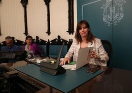 Rocío Vitero (izda.) y Maider Etxebarria en el salón de plenos.