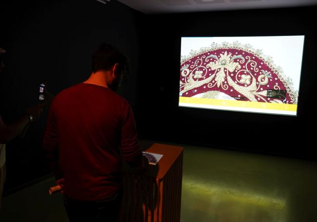 Un sistema interactivo permite explorar una de las reliquias al detalle en 3D y alta definición.