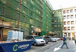 La barriada de Torre Urizar, con 256 viviendas, fue proyectada por Ricardo Bastida en 1919. El Ayuntamiento posee el 64%.