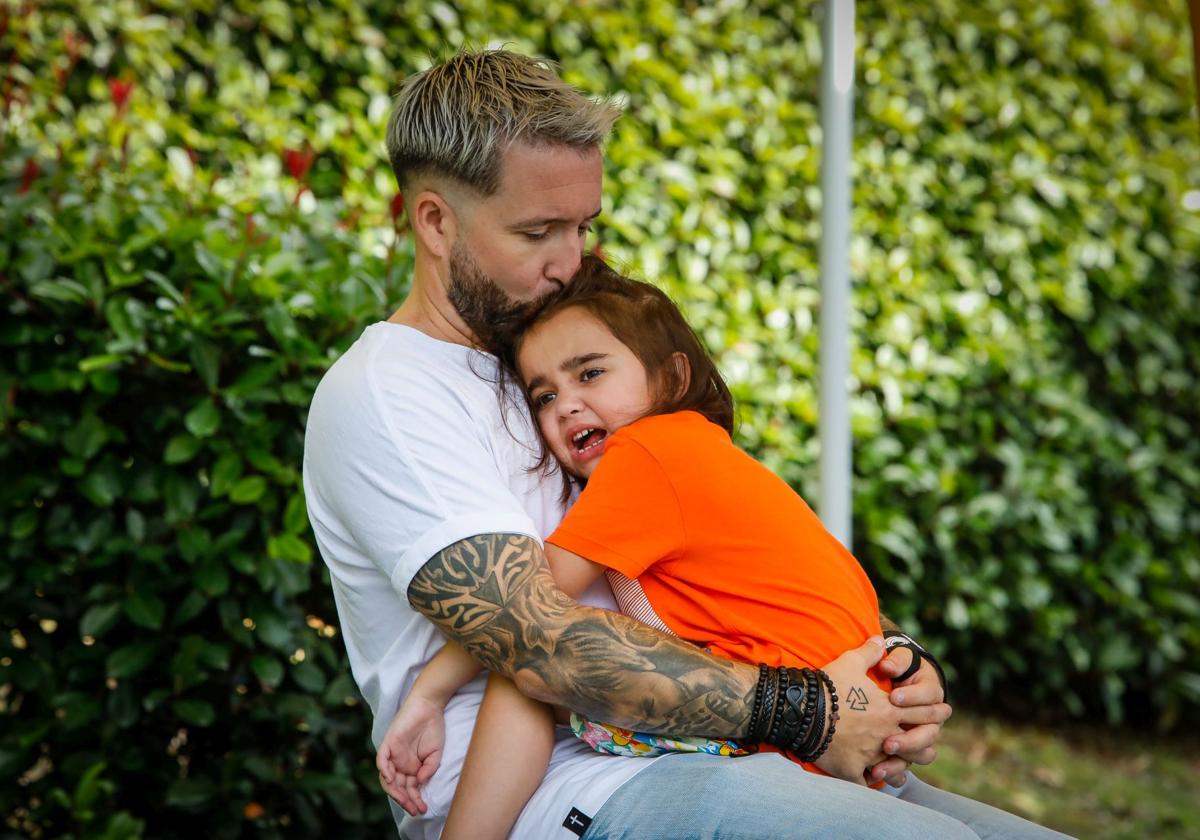 Borja Balparda junto a su hija Martina, que padece el síndrome de Fires.