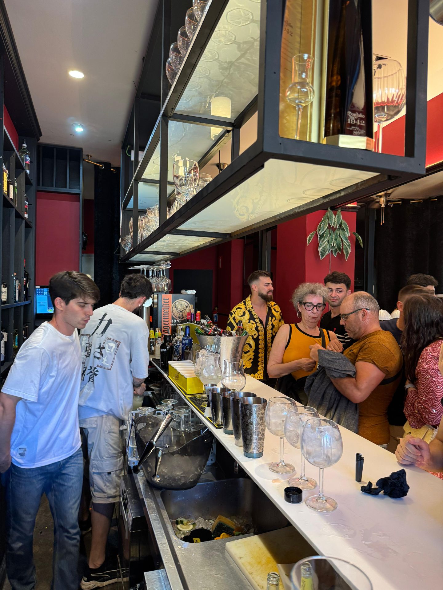 Música, mojitos y mucho ambiente: dos mellizos revolucionan el &#039;tardeo&#039; en el Muelle Marzana
