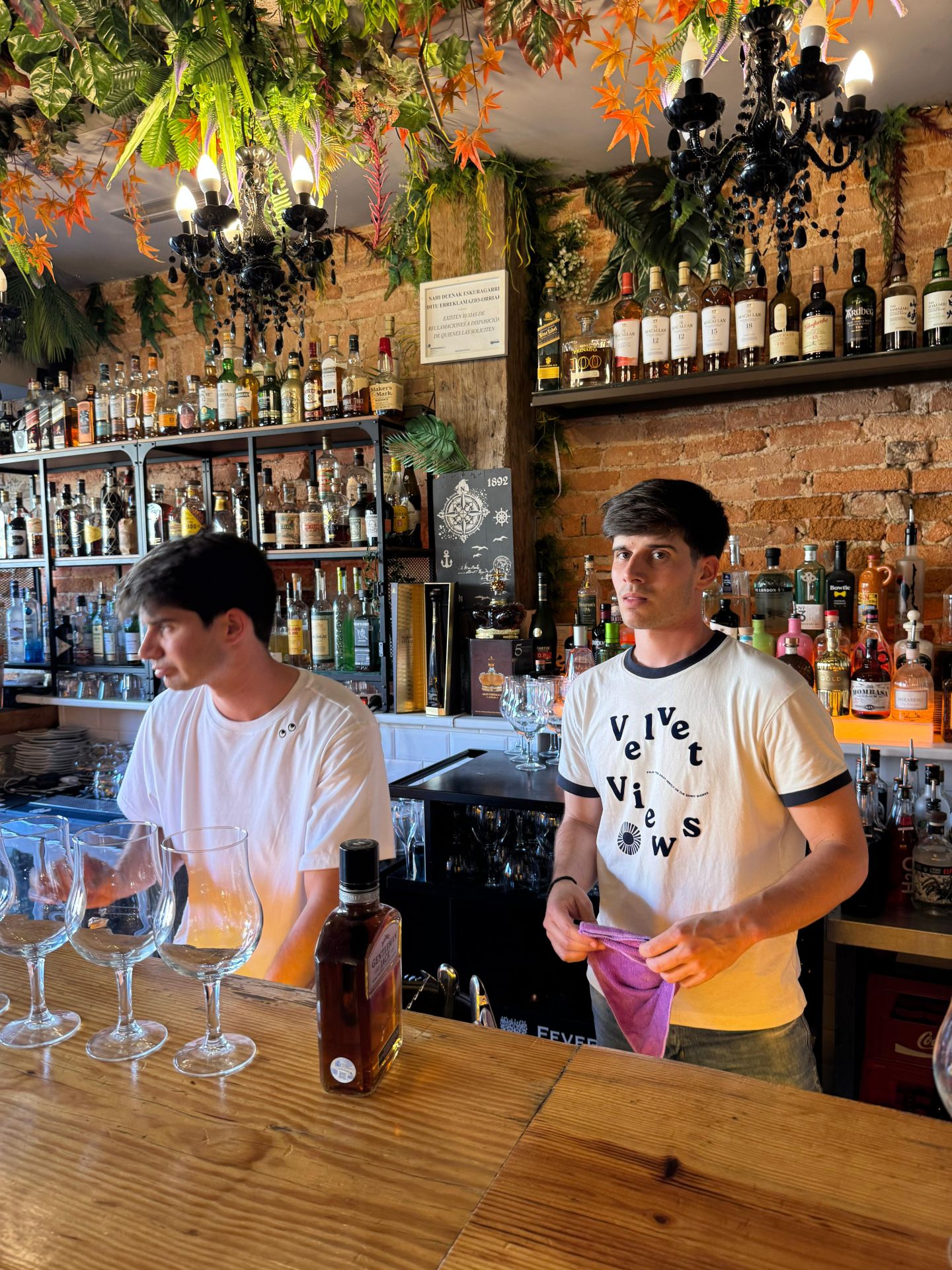Música, mojitos y mucho ambiente: dos mellizos revolucionan el &#039;tardeo&#039; en el Muelle Marzana