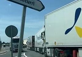 Atasco en la entrada al polígono de Okiturri en San Millán.
