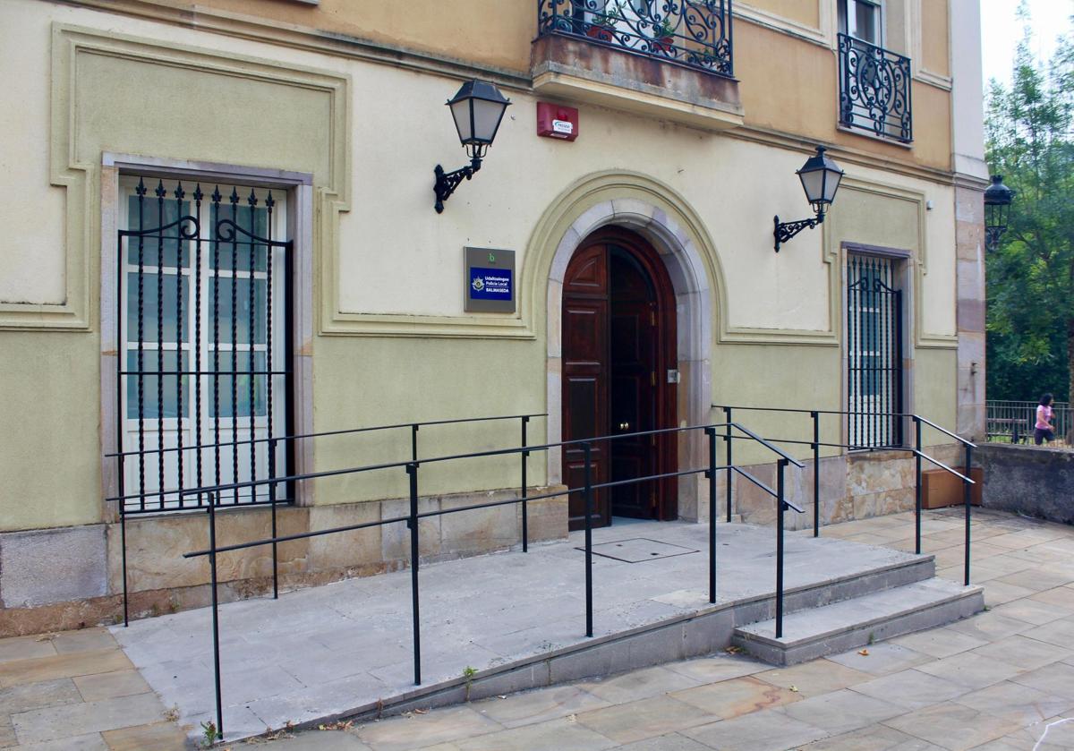 Imagen principal - Entrada a la comisaría y fotos de algunas dependencias.