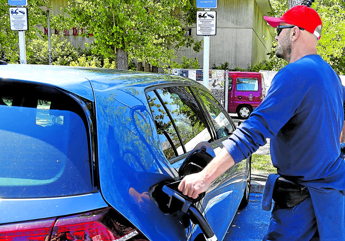 Un conductor recarga su coche eléctrico en una 'electrolinera' de Mendizorroza