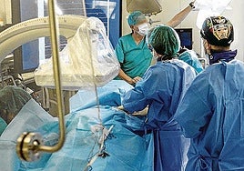 Osakidetza vuelve a aumentar un 31% las horas extra de sus médicos para reducir las listas de espera