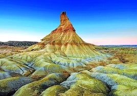 En las Bardenas no es difícil que los calores veraniegos vistan el paisaje de colores extremos.
