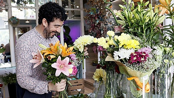 Javier, el ingeniero que ha cambiado planos por girasoles y ha abierto la única floristería de Leioa