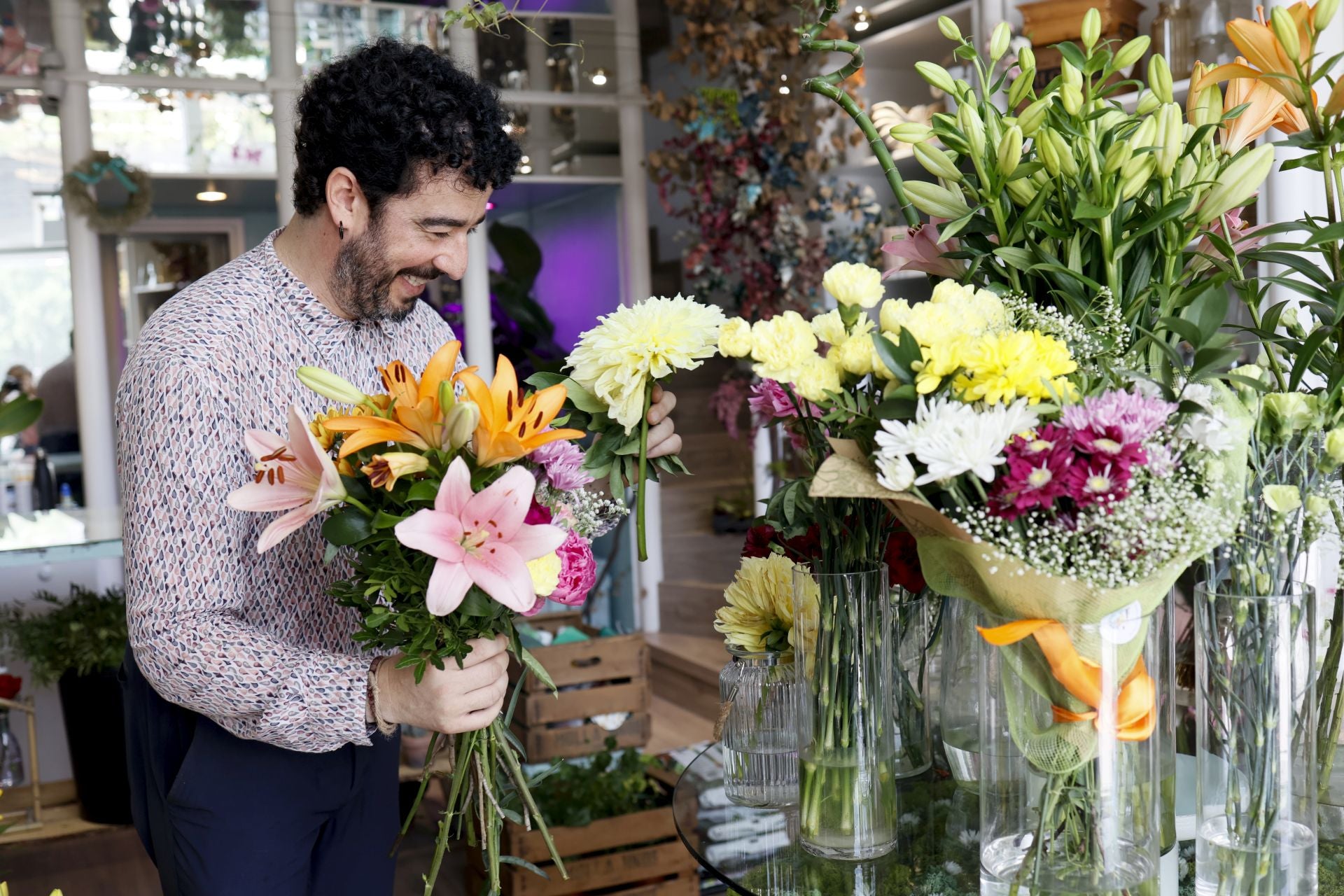 Javier, el ingeniero que ha cambiado planos por girasoles y ha abierto la única floristería de Leioa