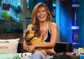 Karol G visita 'La Revuelta' con un exclusivo regalo para Broncano y con Belén Esteban interrumpiendo desde la grada