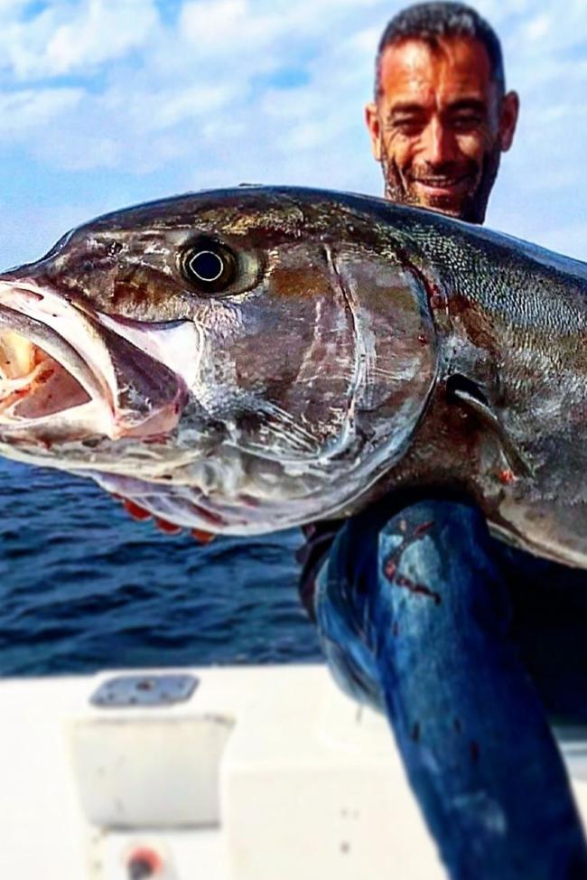Emilio Marín (colaborador de Aitor Arregi en Cataria) con un pez limón pescado a pulmón.