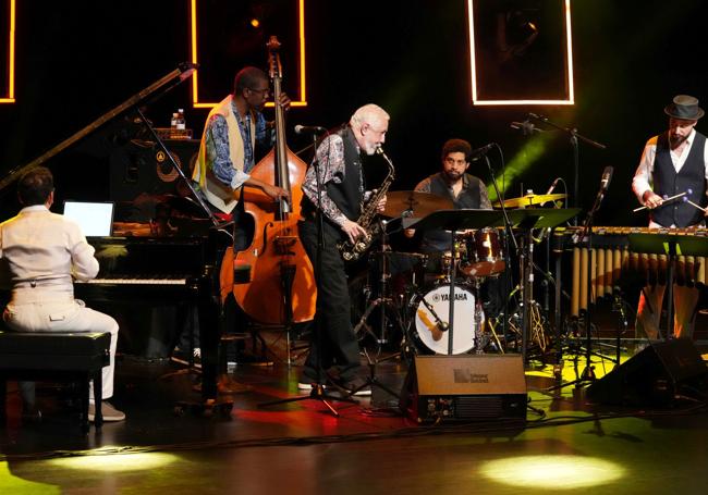 Pepe Rivero (piano), El Negrón (contrabajo), Paquito (clarinete y alto), el colombiano Sebastián Laverde (vibráfono) y Georvis Pico (batería).