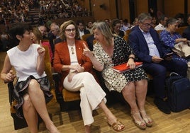 La ministra Inclusión, Seguridad Social y Migraciones, Elma Saiz; la diputada general, Elixabete Etxanobe; la diputada de Empleo, Cohesión Social e Igualdad, Teresa Laespada; y el consejero de Empleo e Inclusión, Alfonso Gurpegui, instantes antes de la presentación del plan.
