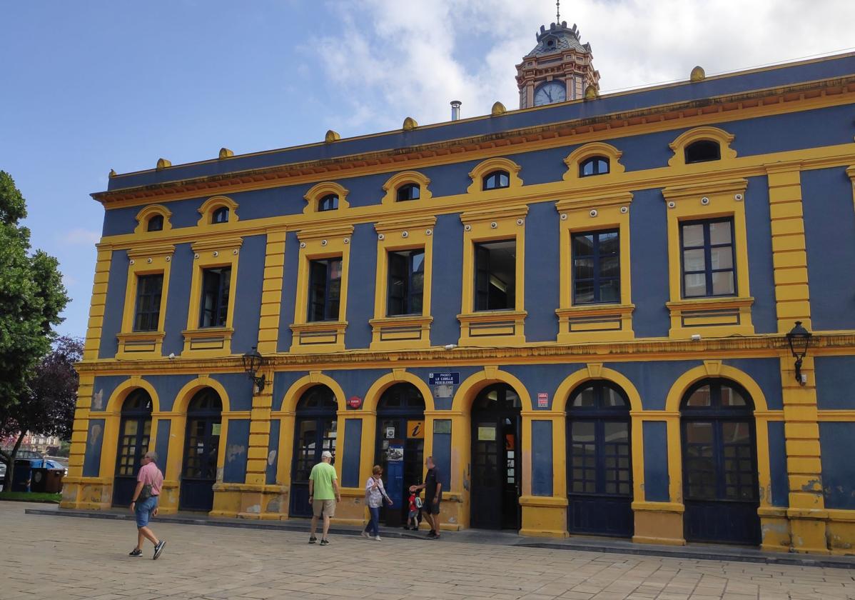 El inmueble, inaugurado en 1888, fue históricamente la estación de tren de la villa, pero en la actualidad alberga la sede de la Oficina de Turismo.
