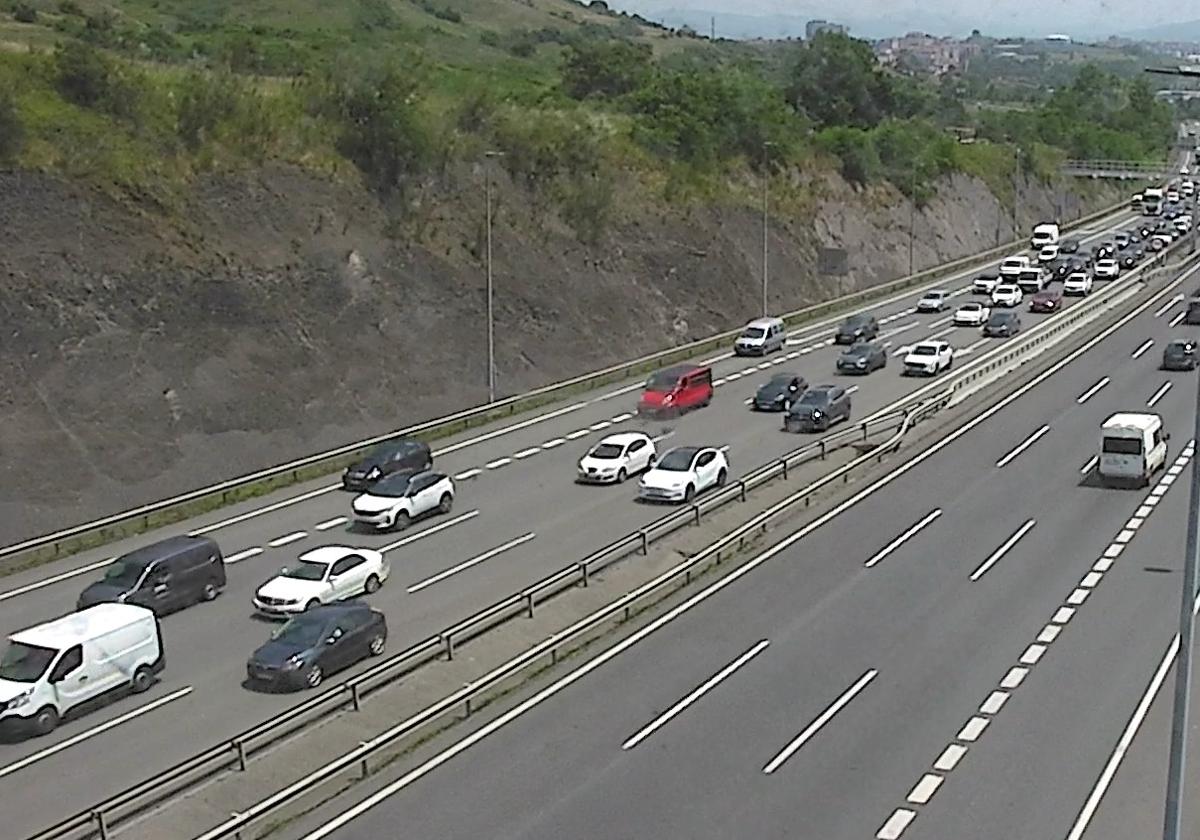Tráfico denso en la A-8 hacia Cantabria por el primer fin de semana de julio