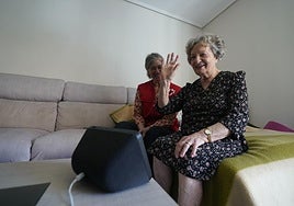 Paquita Castro y Nuria Alda, voluntaria de Cruz Roja, hacen pruebas con Alexa en su piso de Agurain.