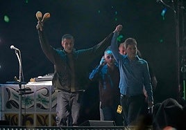 Liam y Noel Gallagher saludan al público cogidos de la mano al inicio del concierto en Cardiff.