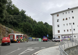 Bomberos en Arrasate continuaban trabajando esta mañana en el edificio afectado por el incendio.