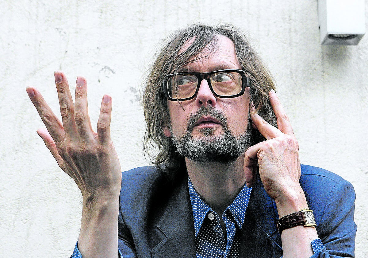 El vocalista y líder de Pulp gesticula detrás de sus gafas de pasta y su inconfundible flequillo