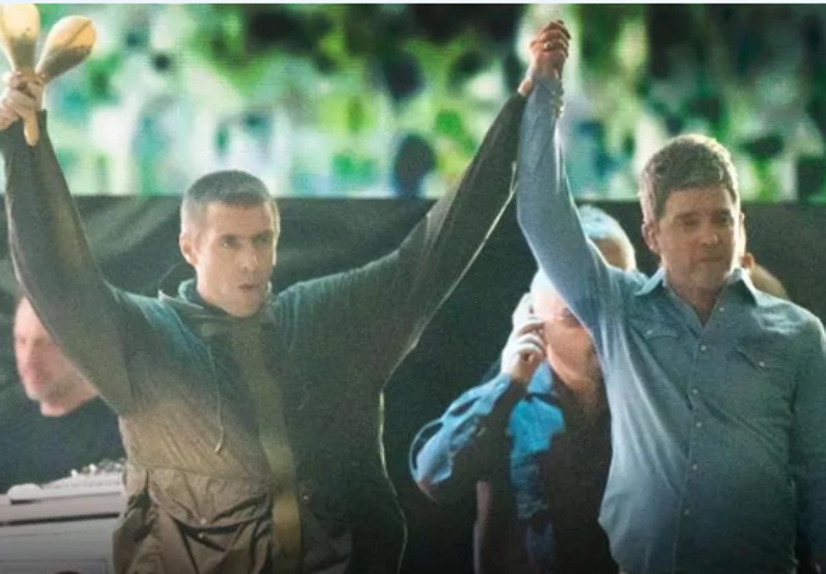 Oasis vuelve 16 años después: los hermanos Gallagher salen de la mano en Cardiff y resucitan sus clásicos del britpop