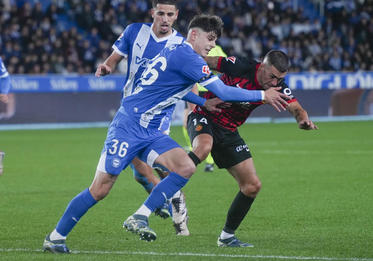 Adrián Pica, ante el Mallorca.