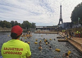 Los parisinos se zambullen ya en el río Sena, una vez abiertas las zonas de baño