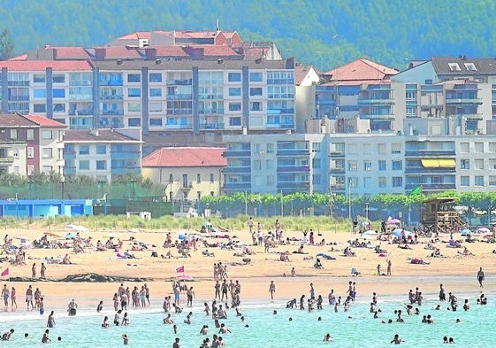Bañistas en la playa de Gorliz, localidad en la que el número de viviendas de uso vacacional supera al de las de alquiler tradicional.