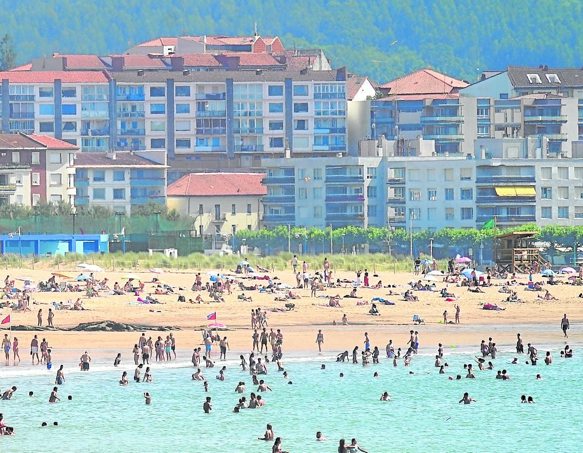 Bañistas en la playa de Gorliz, localidad en la que el número de viviendas de uso vacacional supera al de las de alquiler tradicional.
