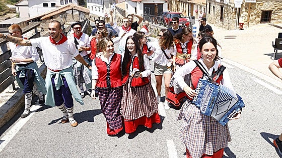 La sal que une tradición y juventud en Añana