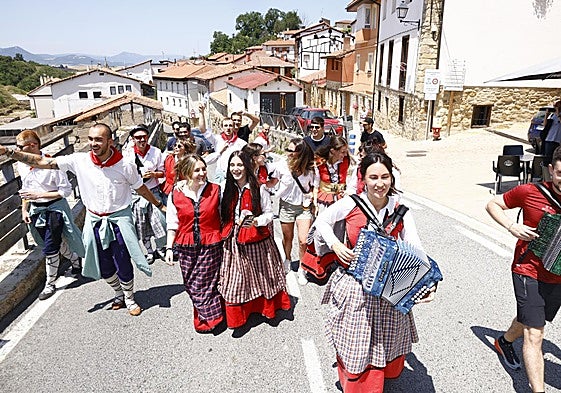 El trikipoteo animó el mediodía en Salinas de Añana.
