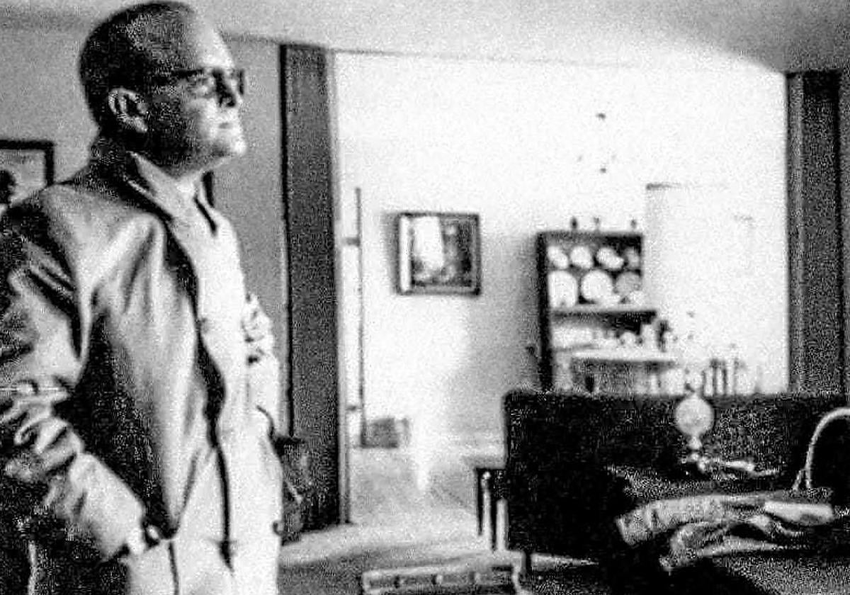 Truman Capote en la casa de la familia Clutter, escenario del crimen que relata con mirada periodística en 'A sangre fría'.