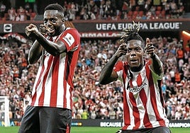Los 'pistoleros' Williams celebran un gol del Athletic en San Mamés