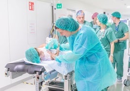 Soraya Sobrón acompaña a su hija Ane de 5 años al quirófano del HUA Txagorritxu acompañada del equipo médico para una operación de adenoides.