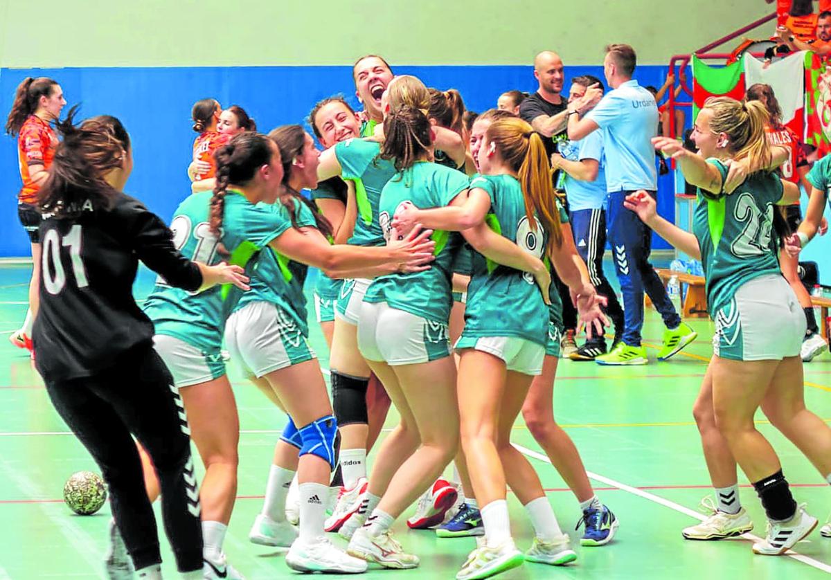 Las jugadoras del Urdaneta celebran su éxito en la fase de ascenso a la División de Honor Plata disputada en su pista.