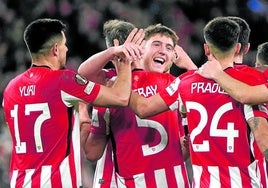 Los futbolistas del Athletic hacen piña para celebrar un gol en un partido de Liga.